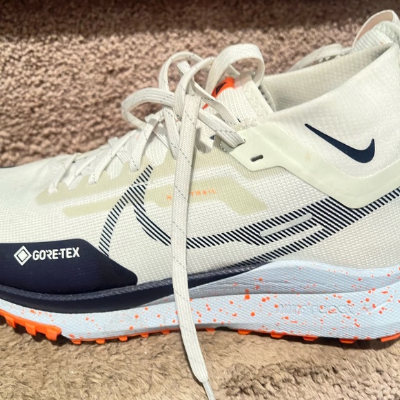 Beautiful size 9 White and Black Gore-Tex Nike Sneakers with Orange Accents. - Picture 6 of 15